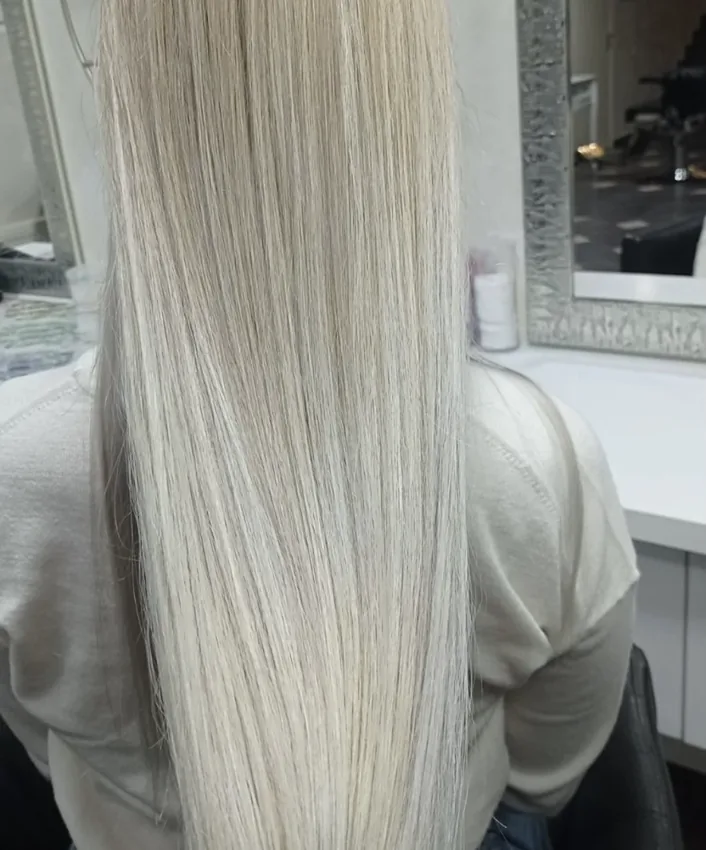 Păr lung, blond platinat, realizat în salonul Lily